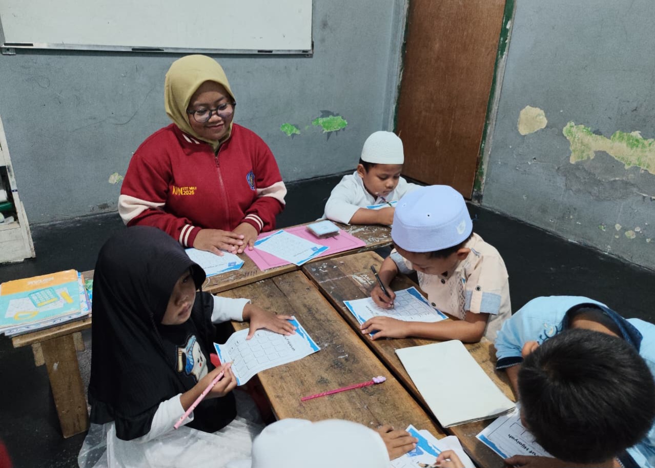 Mahasiswa KKN STIT Muhammadiyah Lumajang Dampingi Santri TPQ Kenal Lima Huruf Hijaiyah Pertama