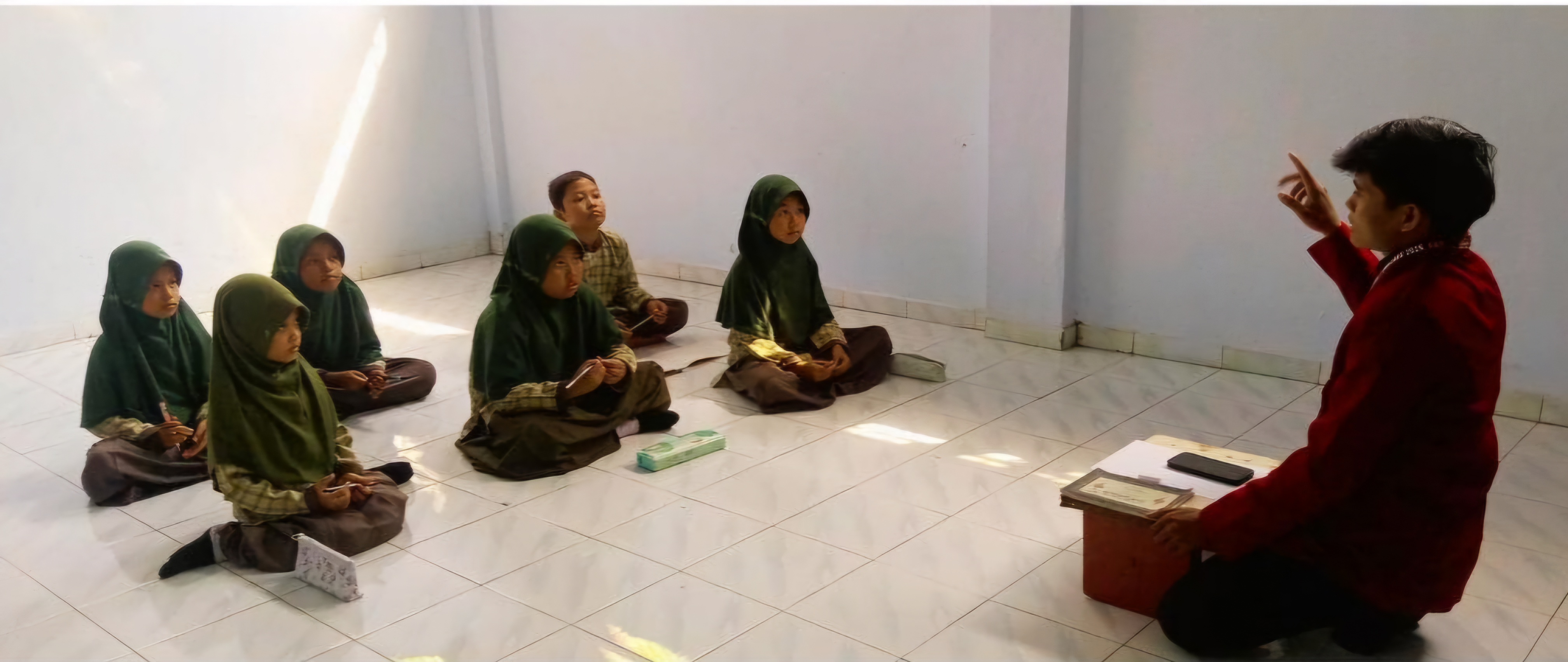 Asah Bakat dan Percaya Diri, Mahasiswa KKN Dampingi Siswa MI Muhammadiyah Sidorejo Berlatih Kaligrafi