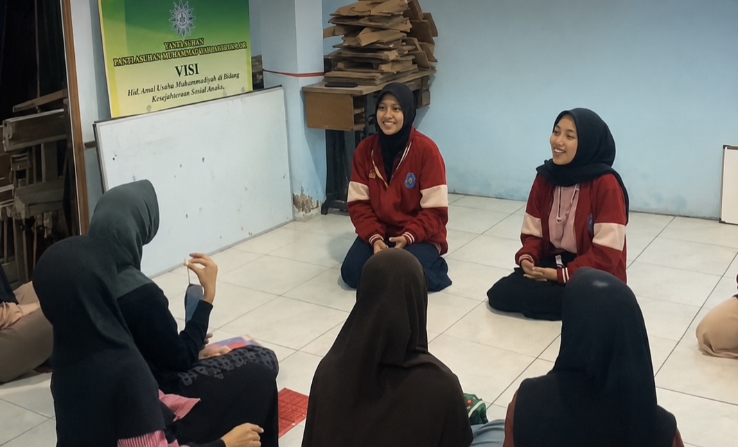 Belajar Bahasa Arab Jadi Lebih Menyenangkan Lewat Program "Asik Belajar Kosakata" di LKSA Putri Muhammadiyah
