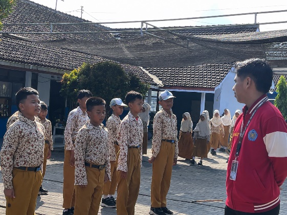 Tak Sekadar Baris-Berbaris, Mahasiswa KKN STIT Muhammadiyah Tanamkan Disiplin dan Kekompakan Siswa MI Muhammadiyah Sidorejo